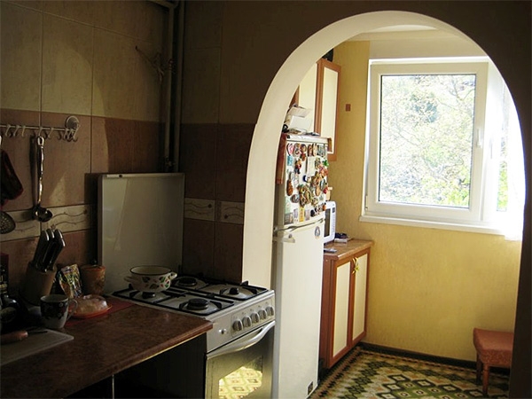 Дизайн кухни с аркой на балкон
