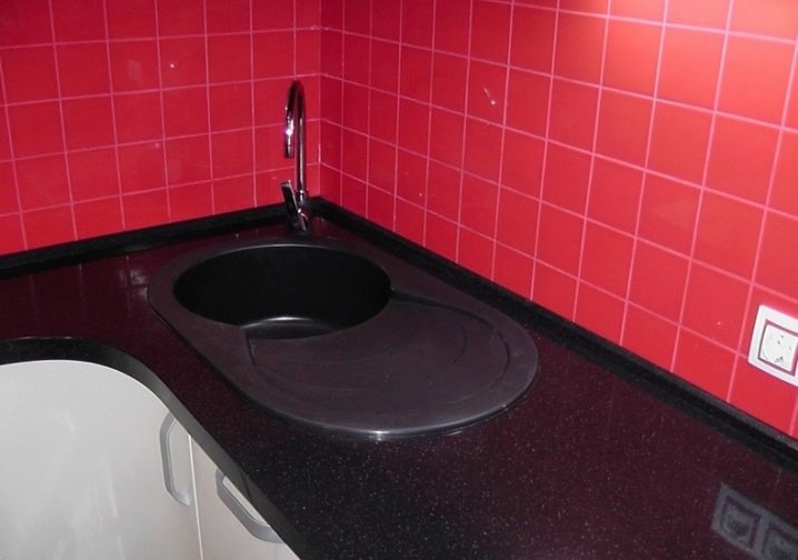 Установка раковины из искусственного камня на кухне Установка раковины из искусственного камня на кухне