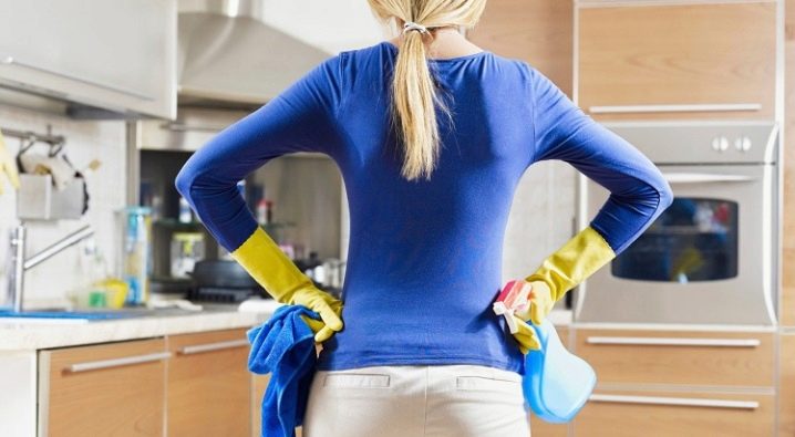 Как правильно клеить потолочную плитку: разные способы. Откуда начинать клеить и как наносить клей на потолочную плитку? Какой клей лучше подходит для потолочной плитки? Чем можно покрасить потолочную плитку из пенопласта?