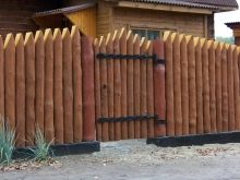 Красивые деревянные заборы для частных домов: виды и варианты дизайна на фото