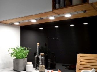 Точечные светильники над кухней расстояние от навесных шкафов