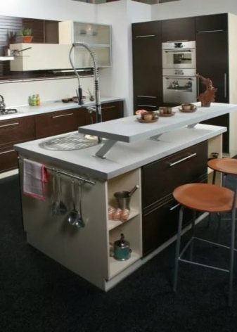 Кухонный стол с двумя дверцами