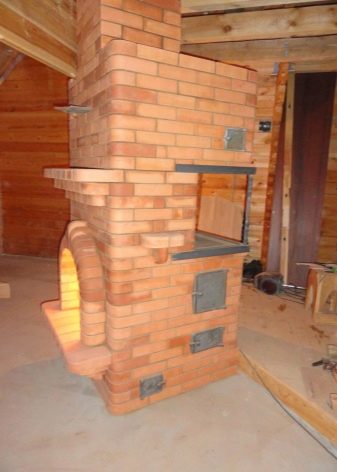 Искусное сочетание разных элементов в одном устройстве; Как построить русскую печь с камином и лежанкой
