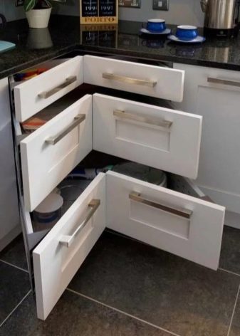 Стол кухонный с двумя дверцами и с двумя ящиками