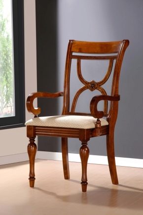 Деревянные стулья с мягким сиденьем