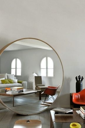 Зеркала в интерьере гостиной: практичные советы по расширению пространства