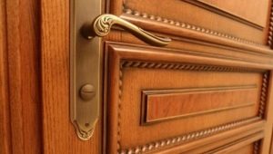 Как установить деревянные двери?