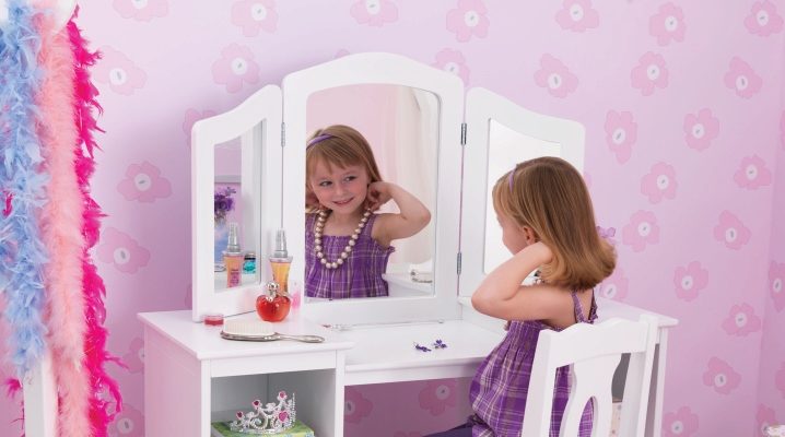 Столик для макияжа с зеркалом для девочки