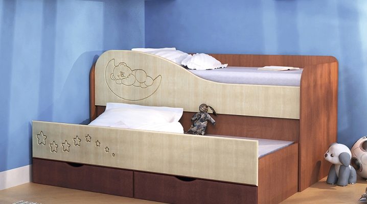 Выкатная кровать для двоих детей из массива