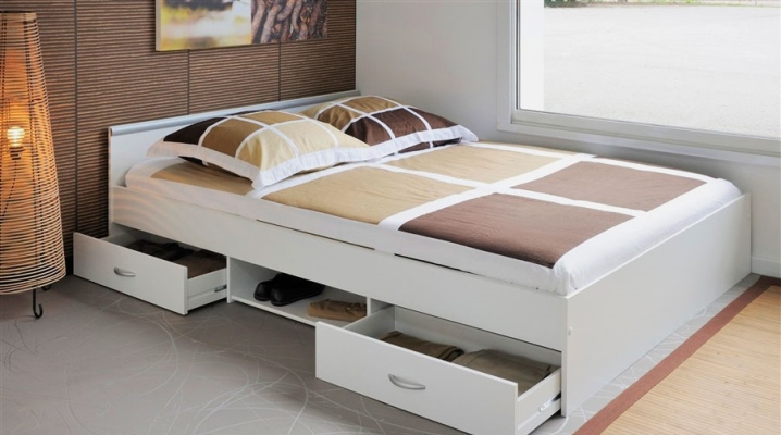 Кровать с ящиками для хранения 84 фото высокие модели с выдвижными ящиками внизу для белья 15-спальная и одноместная с боковой спинкой