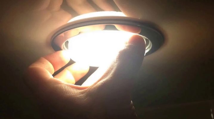 Как поменять лампочку в натяжном потолке