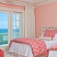 Яркие розовые обои и белые шторы: тонкости сочетания для идеального интерьера