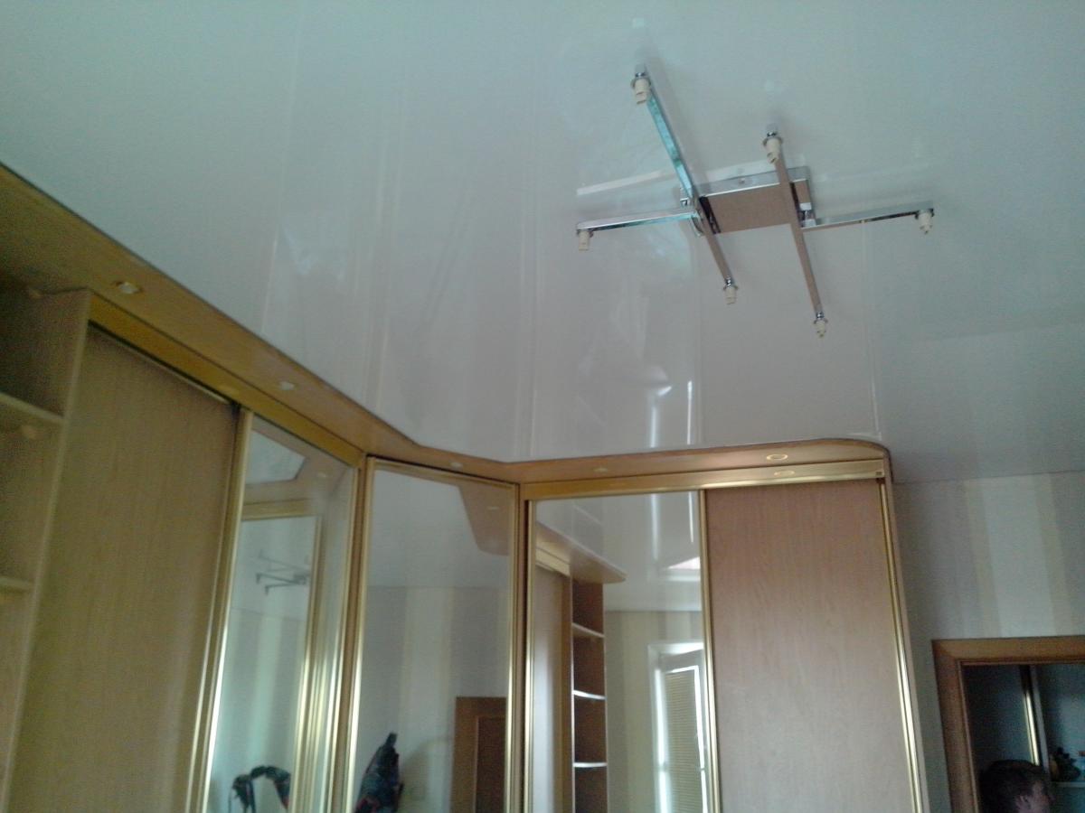 монтаж натяжного потолка в комнате с мебелью