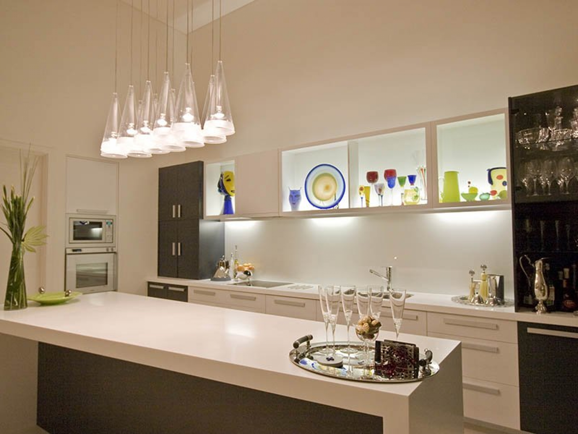 Кухня теплый свет. Освещение на кухне. Светильники на кухню. Osvesenia dlia kuxnii. Стильные светильники для кухни.