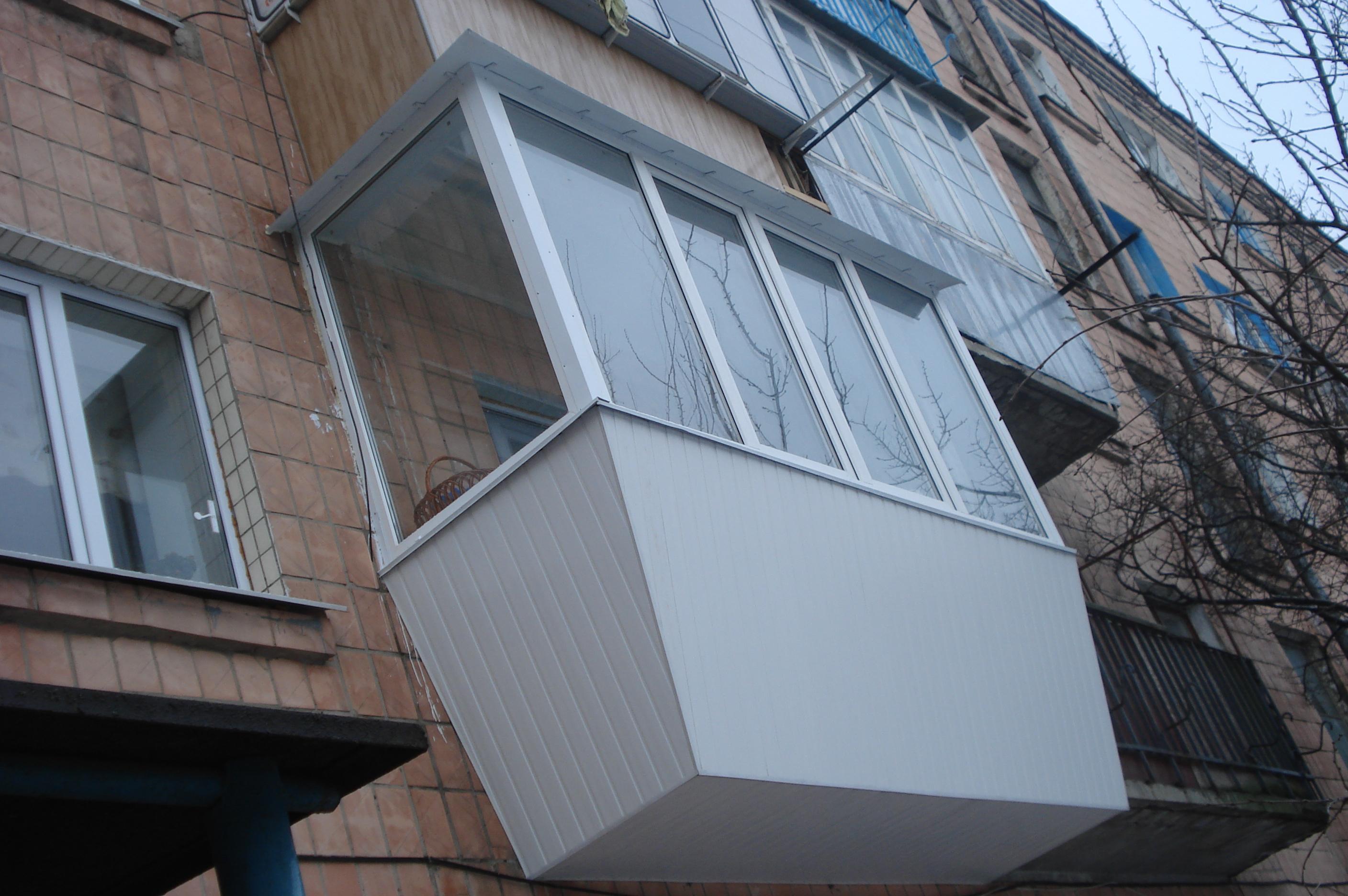 Балкон гомель. Балкон с выносом. Остекление балконов. Внешняя отделка балкона. Лоджия с выносом.