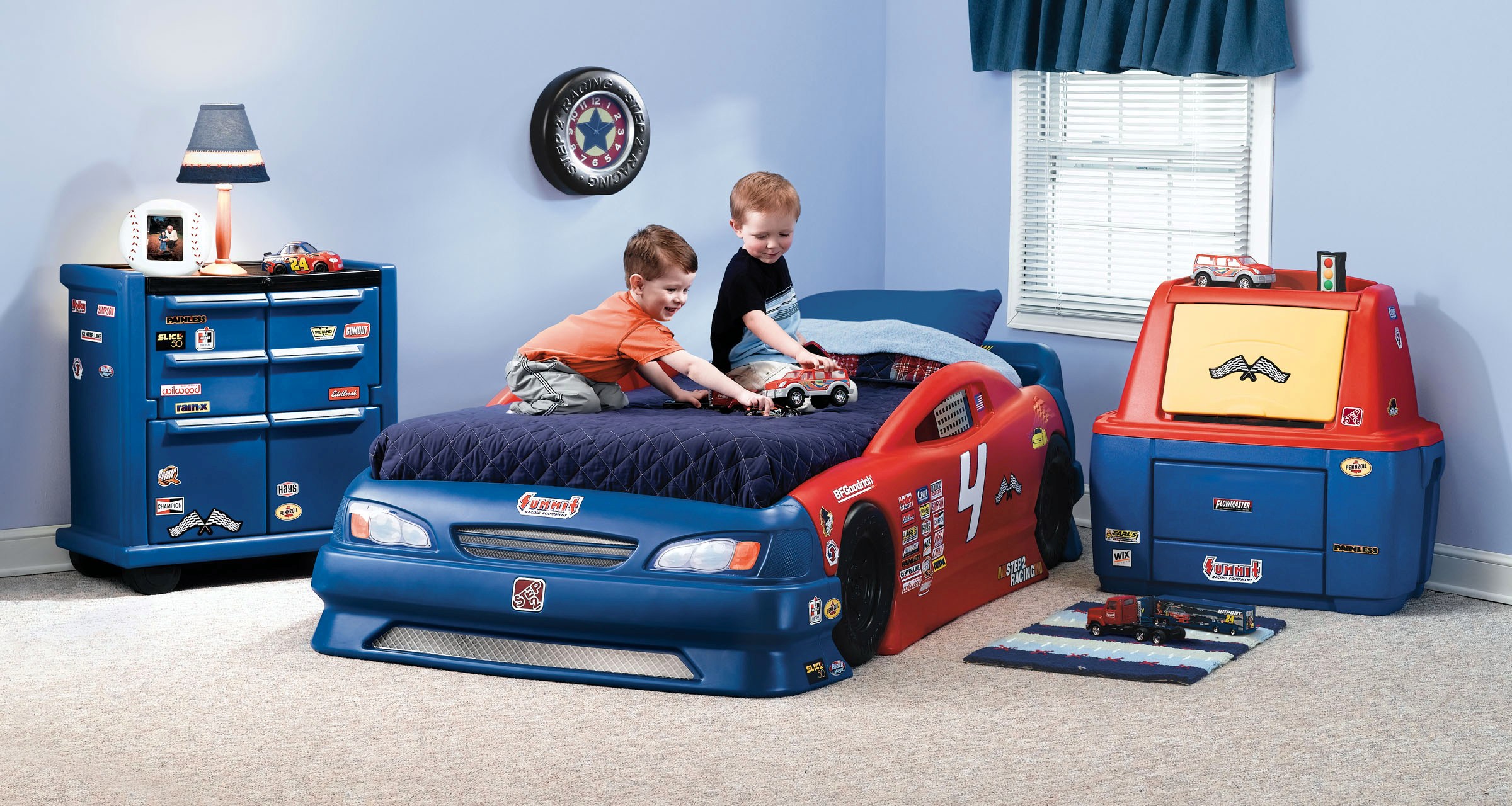 комната для мальчика с кроватью машиной