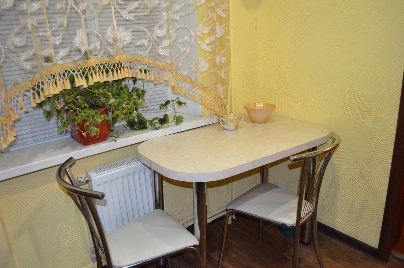 Кухонный стол подвесной к стене
