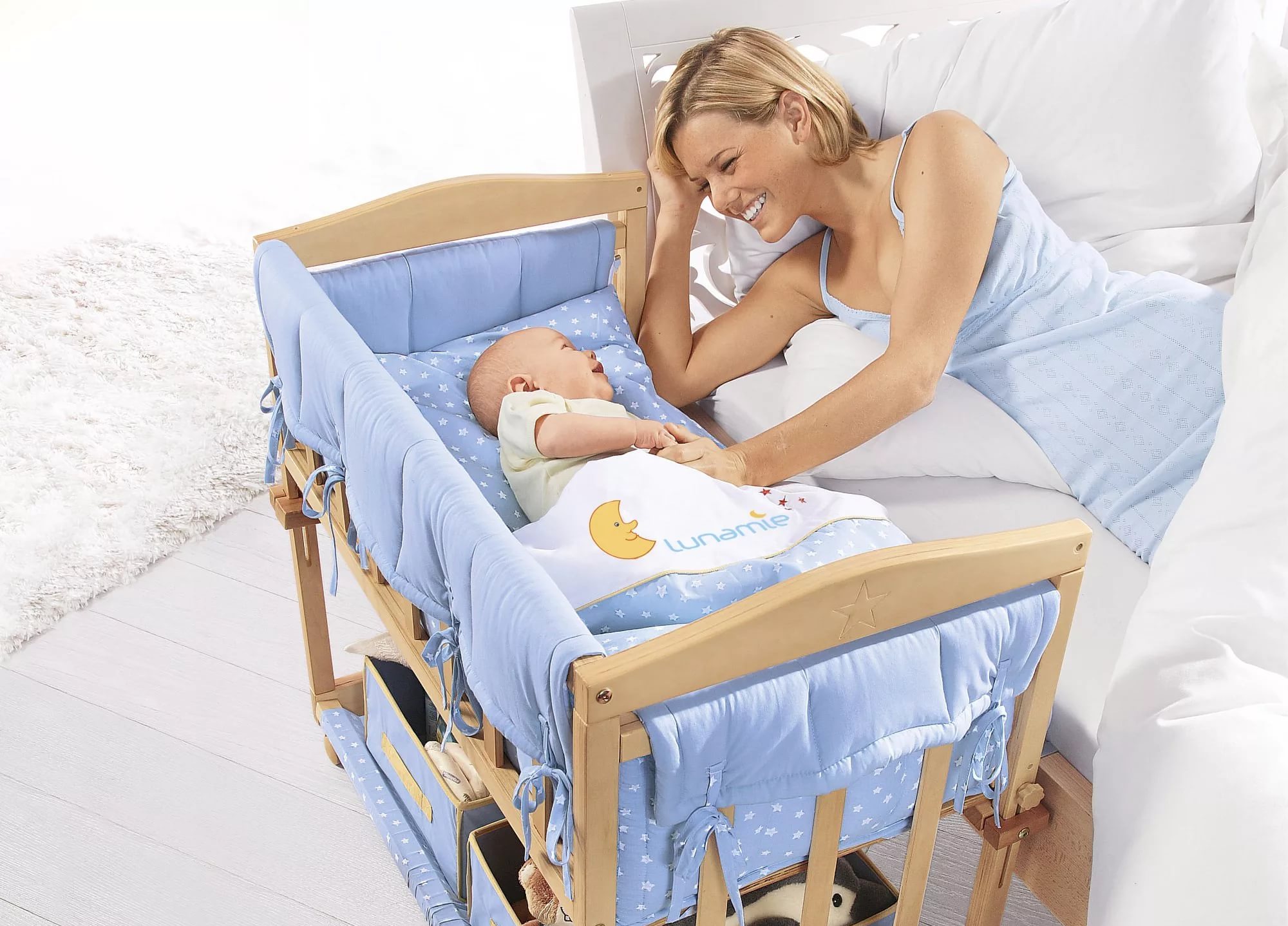 1 кровать с мамой. Приставная детская кроватка. Приставная кроватка для новорожденных. Кроватка для новорожденного к кровати родителей. Приставка к кровати для новорожденных.
