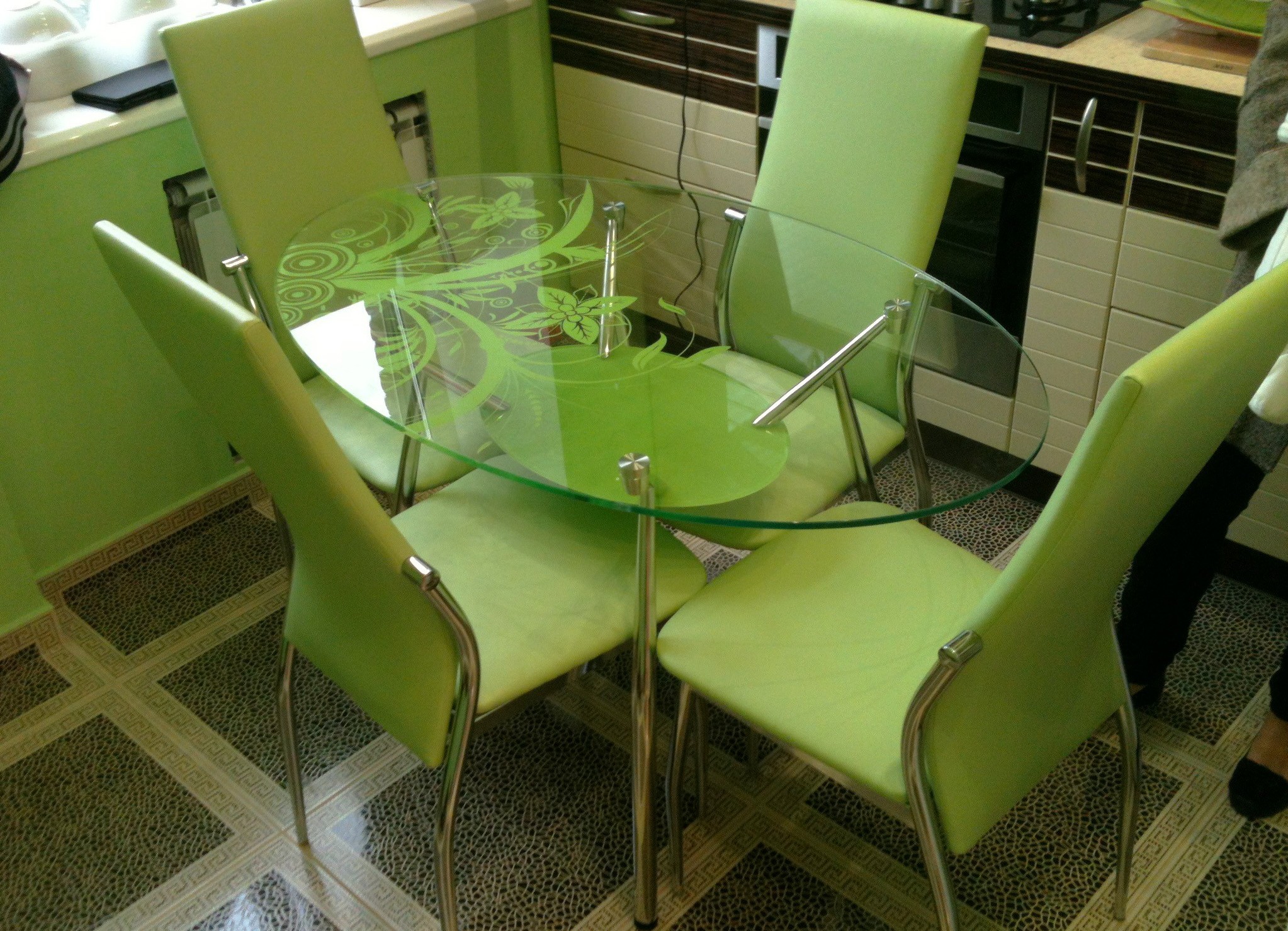 Какого цвета выбрать стол. Стеклянный стол для кухни. Стеклянный стол в интерьере. Стол стеклянный кухонный. Стеклянный стол для маленькой кухни.