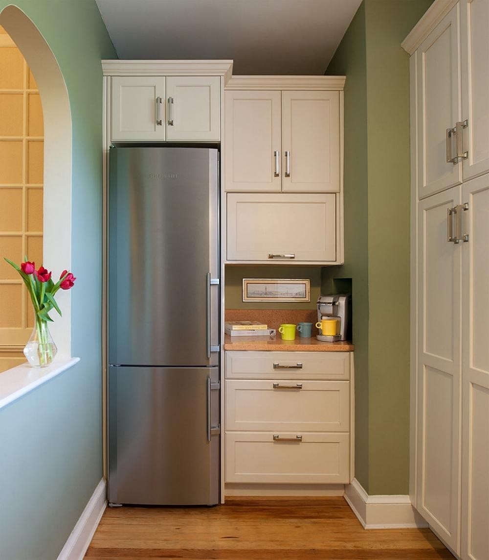 Двухдверный холодильник в интерьере кухни гостиной