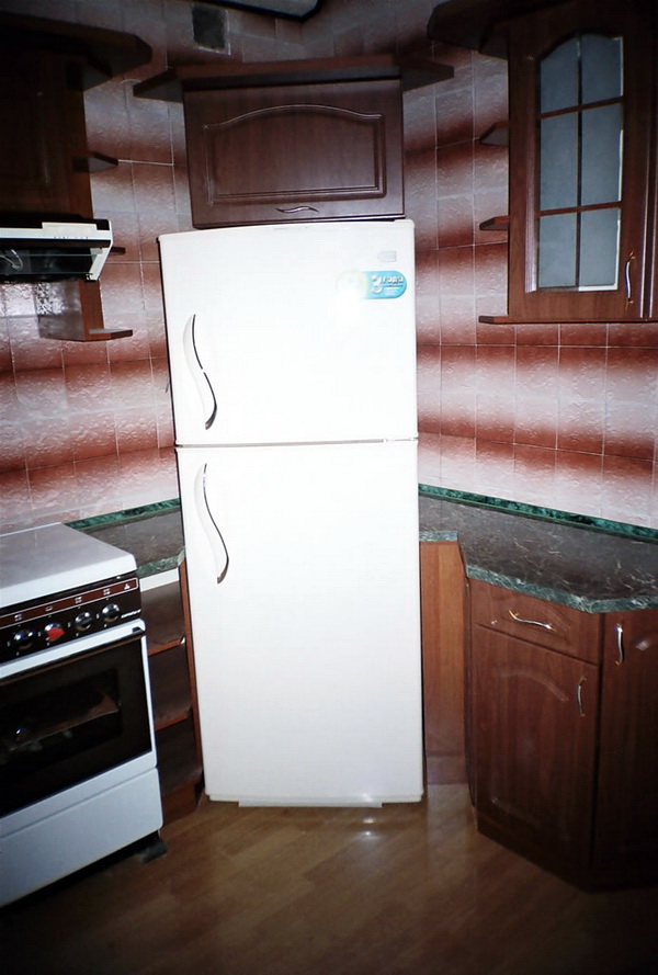 Угловая кухня холодильник слева