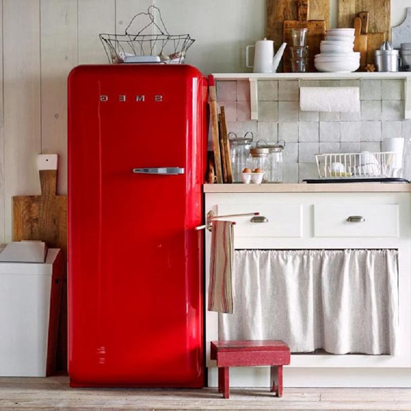 Двухдверный холодильник в интерьере кухни гостиной