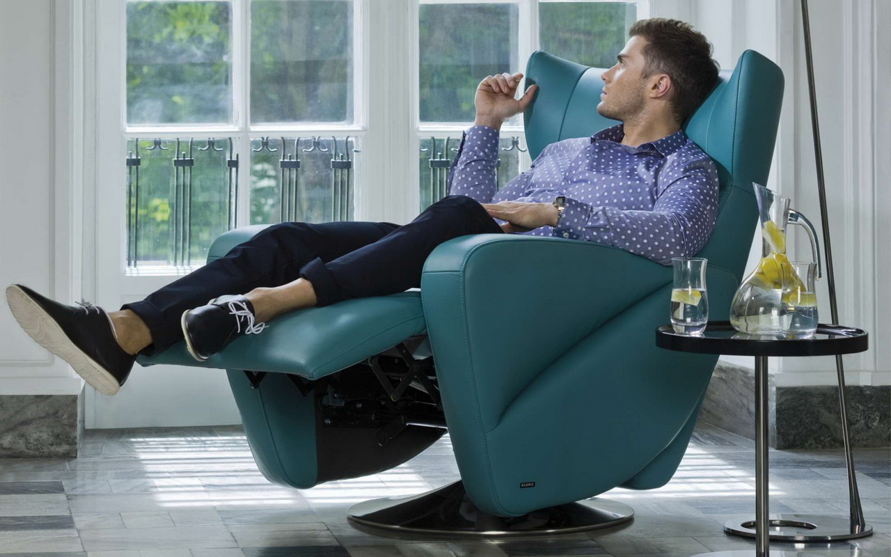 Как правильно выбрать кресло. Кресло для отдыха. Кресло комфортное для отдыха. Удобное кресло для чтения. Отдыхает в кресле.