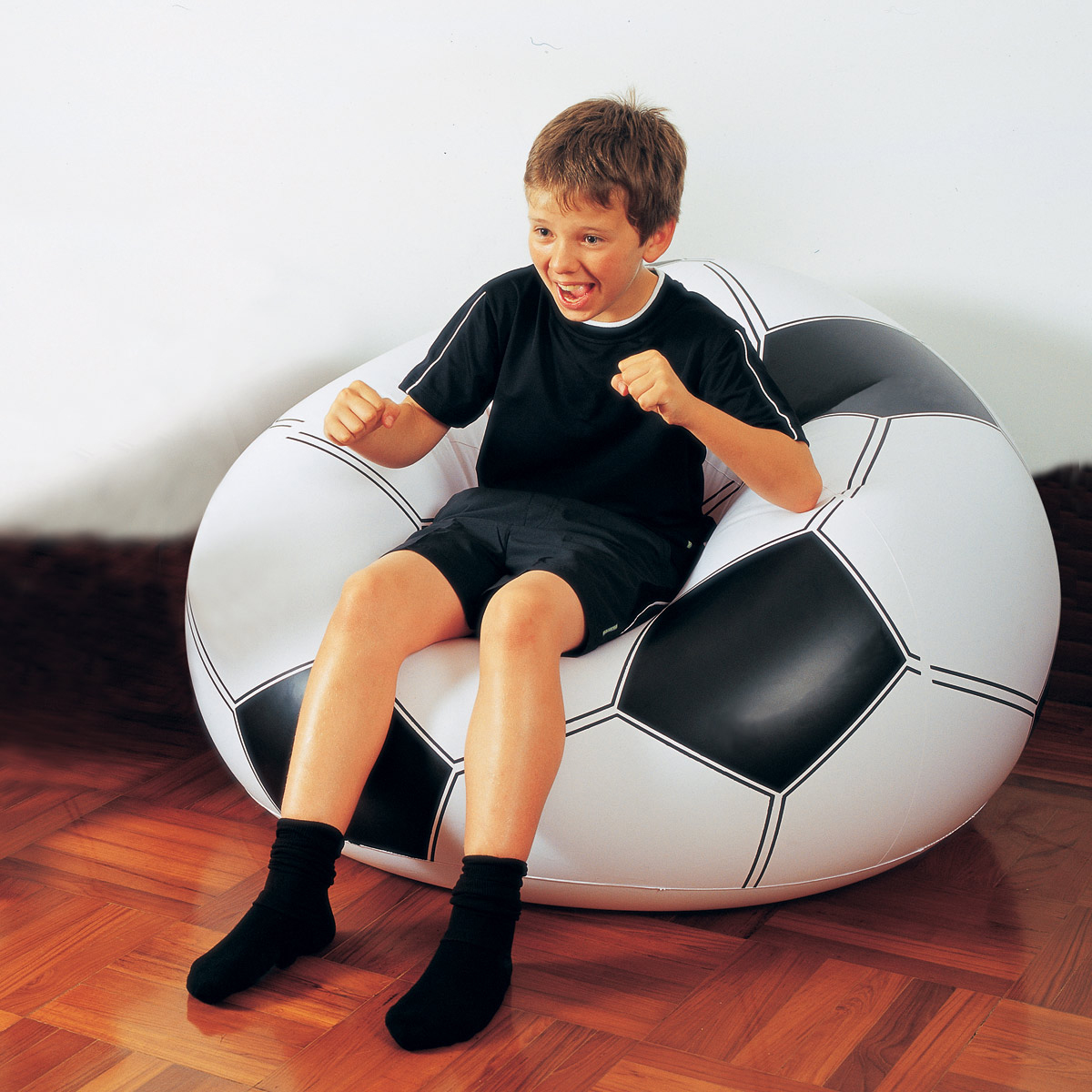Кресло для ребенка 5. Надувное кресло Bestway "футбольный мяч" от 6 лет (75010 BW) арт. 74528405. Кресло мешок. Кресло мешок для детей. Ребенок в кресле.