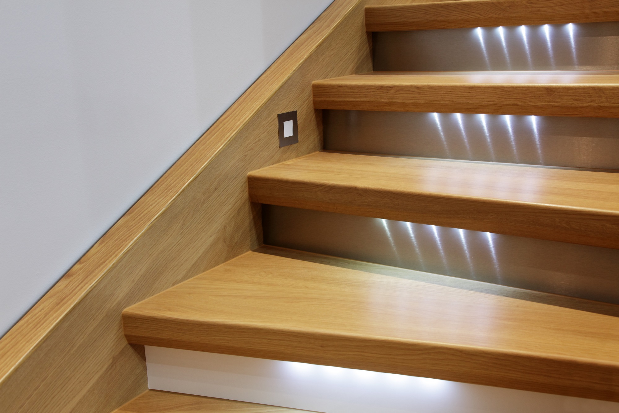 Светильники для лестницы 74 фото варианты подсветки ступеней в частном доме светодиодное освещение с датчиками движения