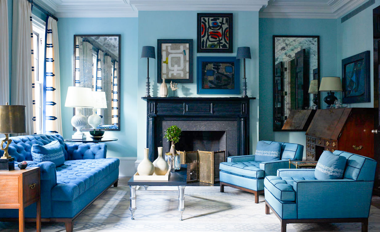 голубые стены и коричневая мебель
