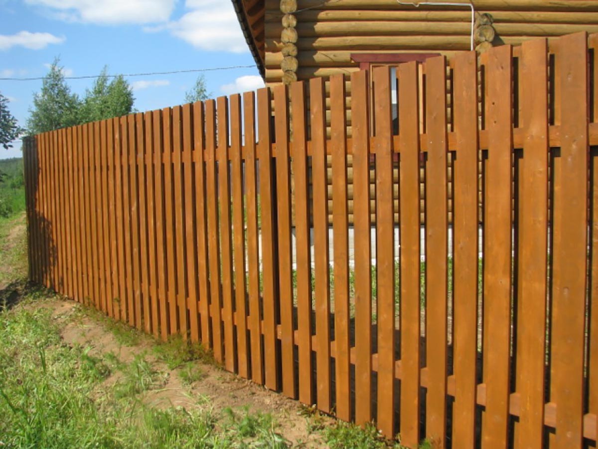 Сколько стоит метр деревянного забора. Забор плетень штакетник. Забор из евроштакетника горизонтальный. Деревянные заборы и ограждения. Деревянный забор для дачи.