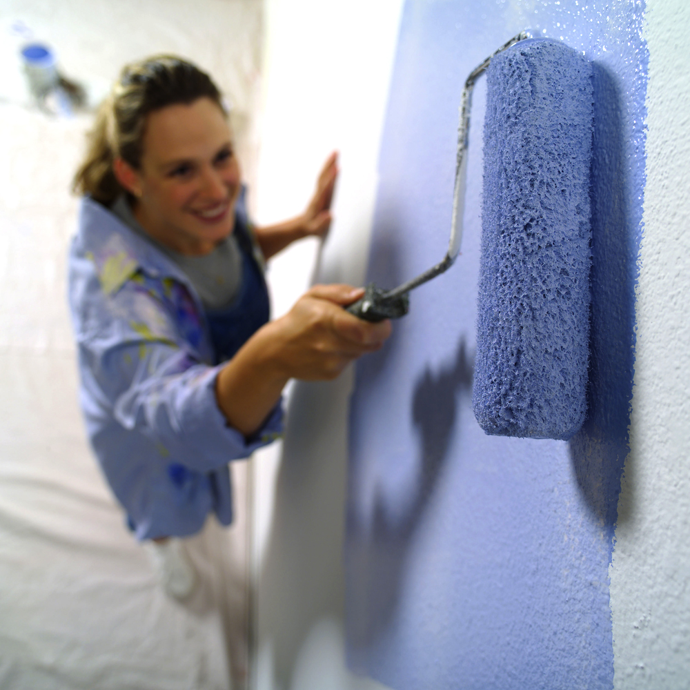 Красить настоящее время. Окрашивание стен. Краска для стен в квартире. Крашенные стены. Стены Покрашенные краской.
