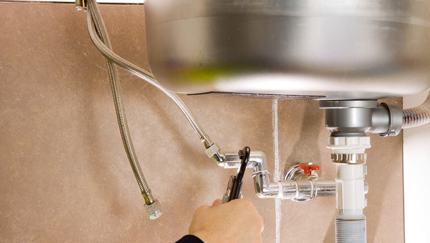установка вентилей подводки воды на кухне