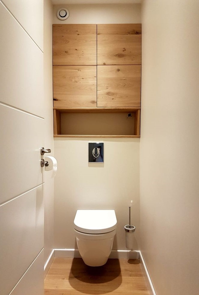 Встроенные шкафы в туалете за унитазом над инсталляцией
