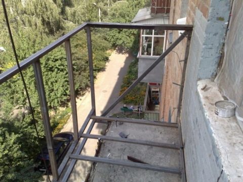 Можно ли пристроить балкон на первом этаже?