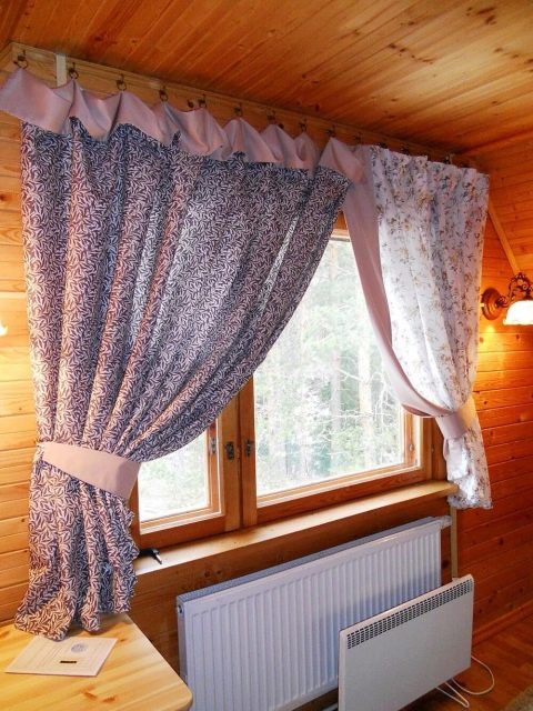 Naručite zavjese za vikendicu, kao i zavjese u seoskoj drvenoj kući, ušivenim od prirodne tkanine