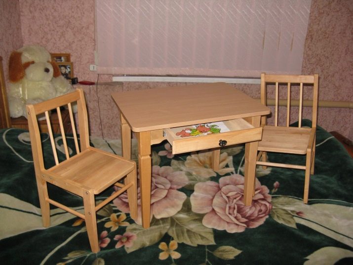 Деревянный столик со стульчиком