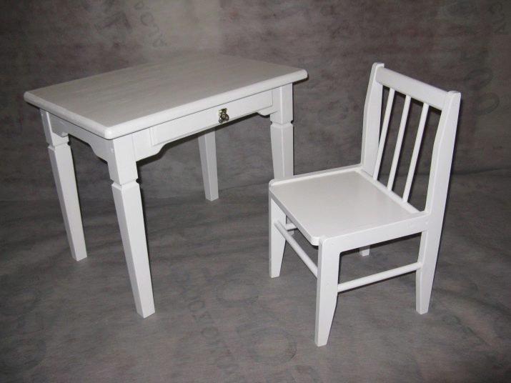 Деревянный столик со стульчиком