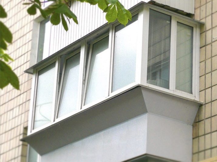 Балкон с высоким подоконником в интерьере