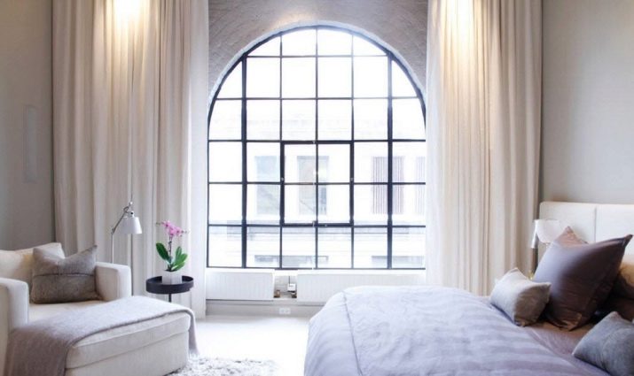 Дизайн спальни с окном в потолке