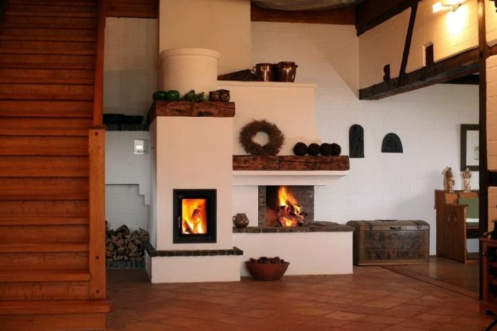 Печь на кухне: дизайн с окном и русской печкой в частном доме, ремонт в деревенском стиле, гостиная с котлом посередине, камин и интерьер
