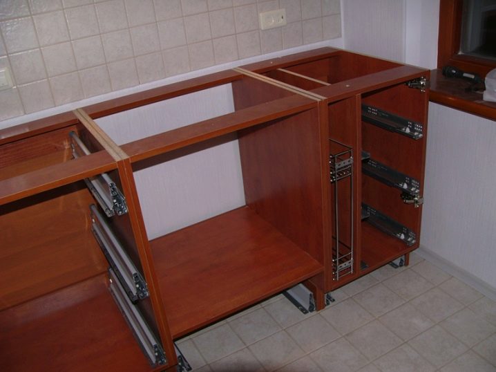 установка нижних кухонных шкафов
