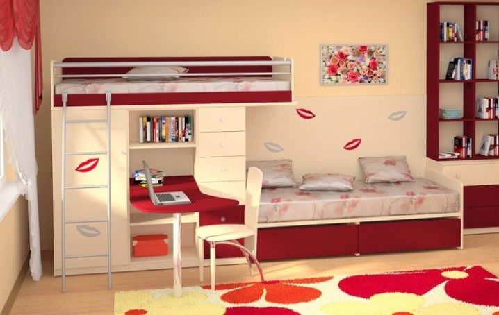 Детская кровать и диван в одной комнате