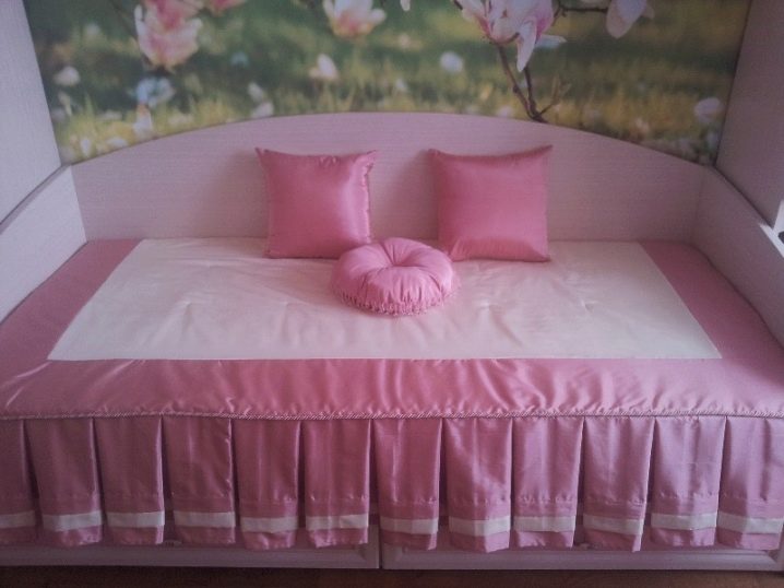 Покрывало на детскую кровать (52 фото): образцы моделей на кроватку для мальчика