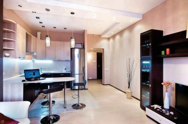 Кухня гостиная 16 кв м с диваном и телевизором планировка квадратная