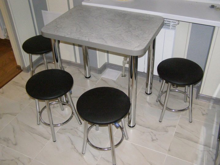 Уголок стол и стулья для кухни