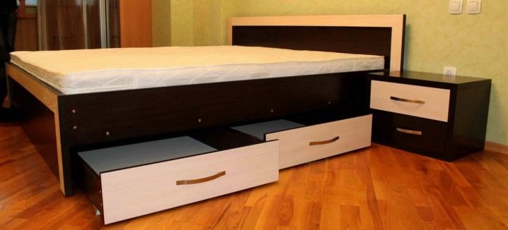 Высокая кровать с выдвижными ящиками для хранения