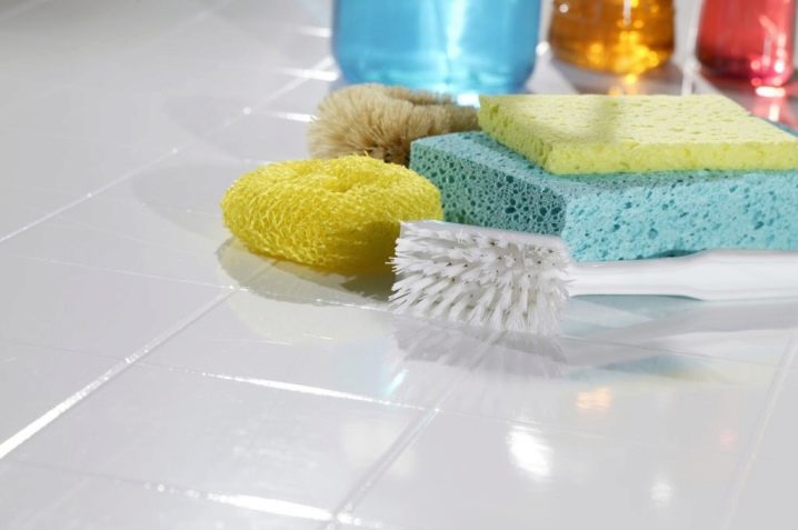  отмыть грунтовку с плитки на полу?  мыть и как отчистить .