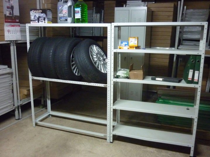 Стеллажи для гаража (94 фото): полки под оборудование, системы хранения  колес, гаражные полочки для инструмента
