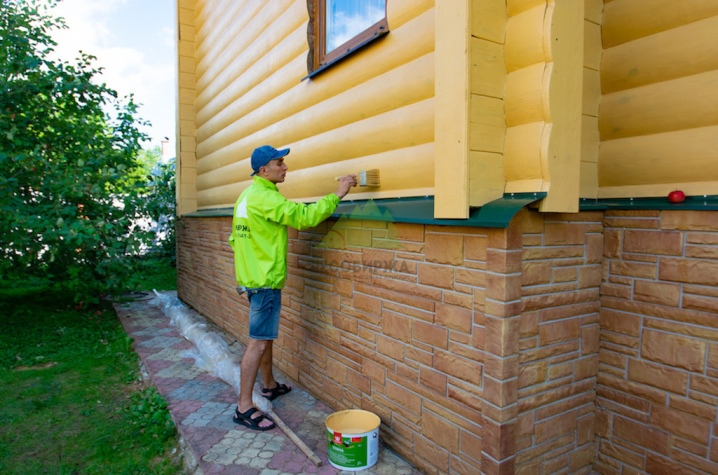 Покраска деревянного дома (34 фото): чем покрасить и как правильно .